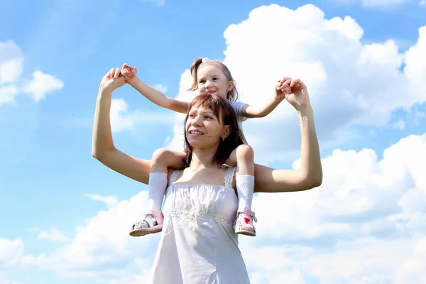 Mãe com sua filha ao ar livre — Fotografia de Stock