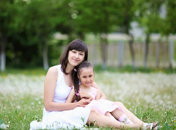 Jovem mãe e sua filha — Fotografia de Stock
