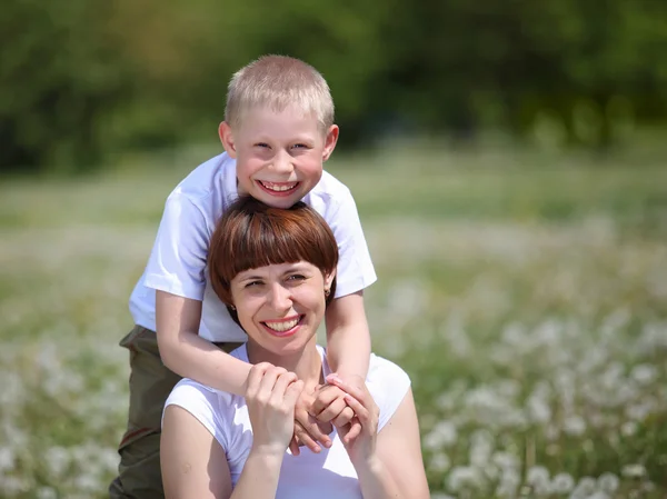 젊은 어머니와 그녀의 젊은 아들 — 스톡 사진