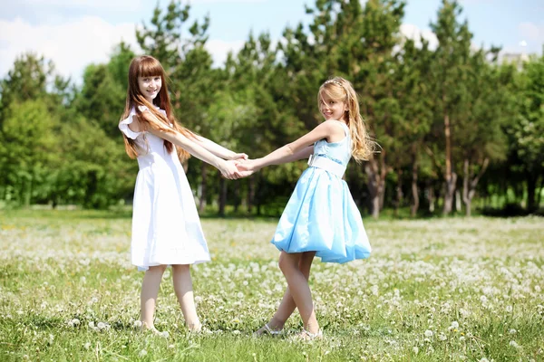 Zwei Mädchen spielen im Park — Stockfoto