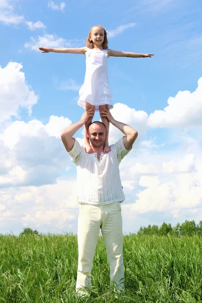 Otec s dcerou v letním dni stráveném venku — Stock fotografie