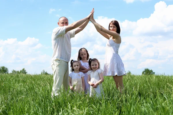 Família com crianças no dia de verão ao ar livre — Fotografia de Stock
