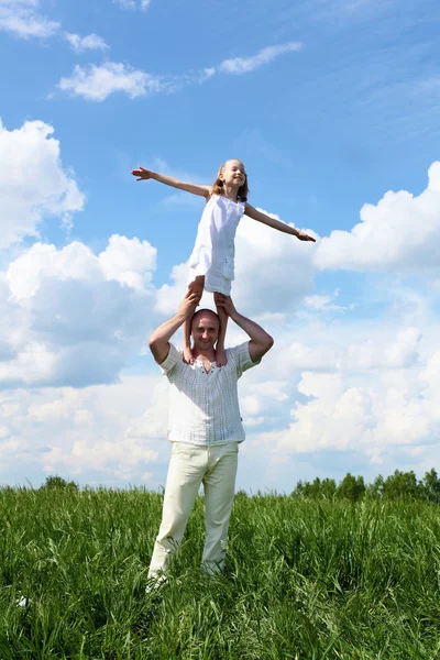 Baba ile kızı yaz günü açık havada — Stok fotoğraf