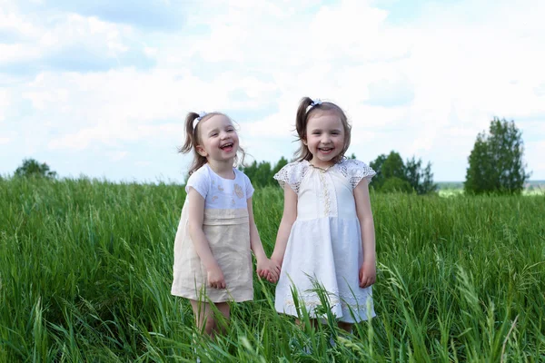 Dvě mladší sestry venku — Stock fotografie