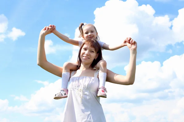 Madre con su hija al aire libre — Foto de Stock