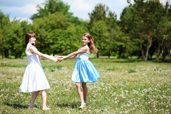 Dvě dívky hrající si v parku — Stock fotografie