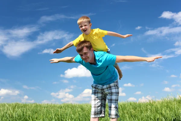 Otec se synem v letním dni stráveném venku — Stock fotografie