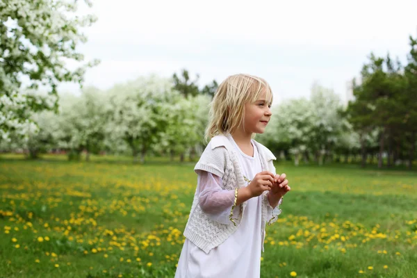 Küçük kızı bahar Parkı — Stok fotoğraf