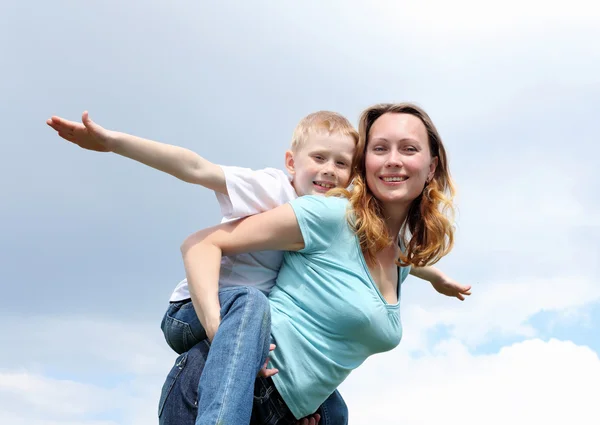 Madre con su hijo al aire libre —  Fotos de Stock