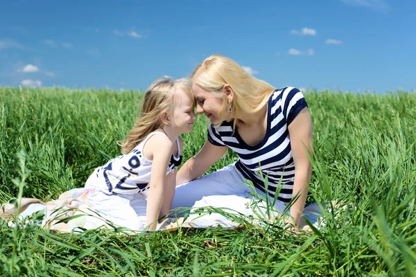 Mutter mit ihrer Tochter im Freien — Stockfoto