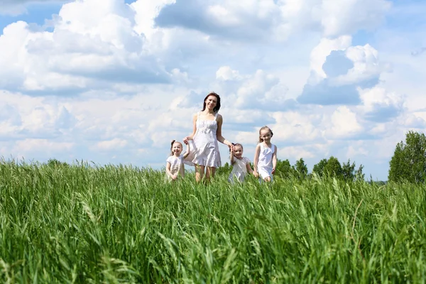 Familia con niños en verano al aire libre — Foto de Stock