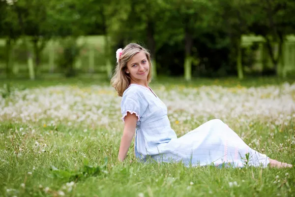 Jonge blonde vrouw in het park — Stockfoto