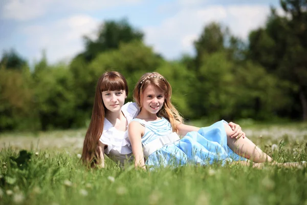 공원에서 노는 두 소녀 — 스톡 사진