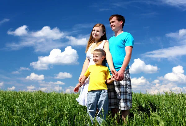 Семья с детьми в летний день на открытом воздухе — стоковое фото