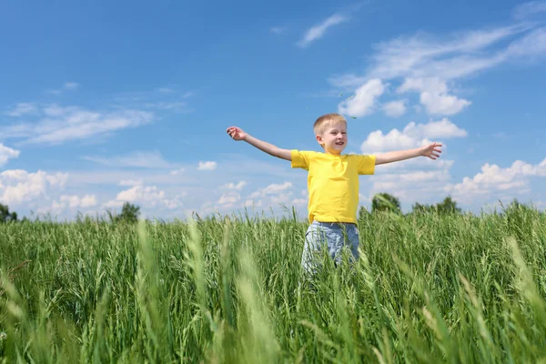 Маленький мальчик на открытом воздухе — стоковое фото