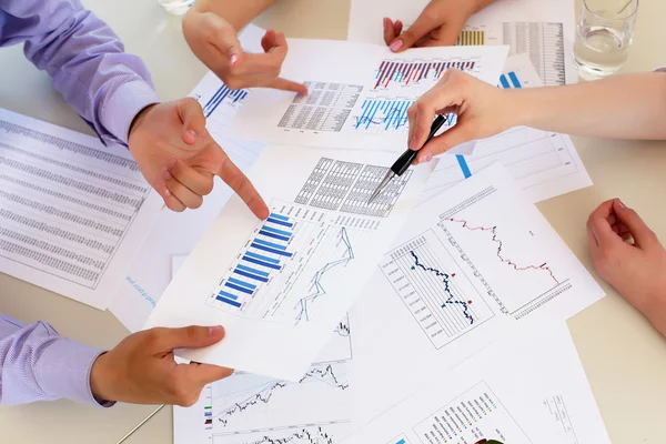 Documentos financeiros e comerciais em cima da mesa — Fotografia de Stock