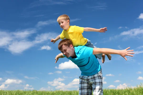 Baba ile oğlu yaz günü açık havada — Stok fotoğraf