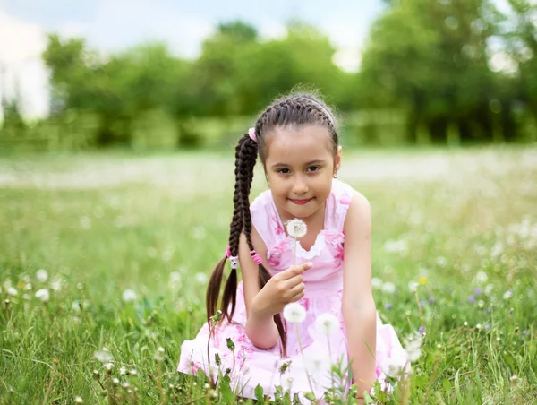 Portrait of a beautiful young girl — Stock Photo, Image