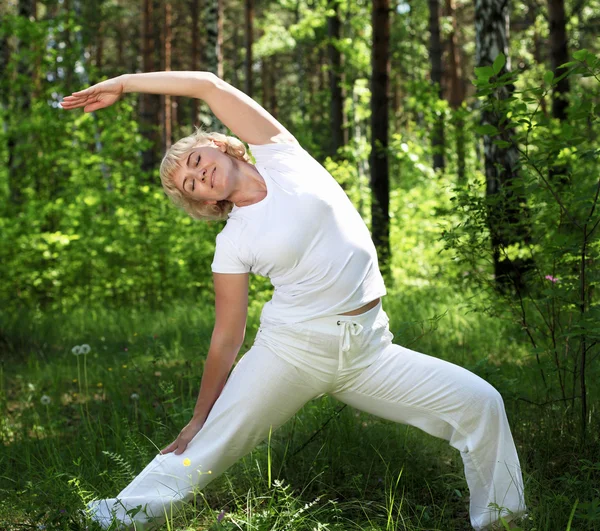 Une femme âgée pratique le yoga — Photo