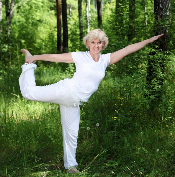 一位老年妇女练瑜伽 — 图库照片