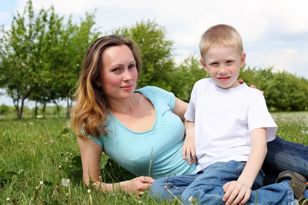 Anne ile oğlu açık havada — Stok fotoğraf