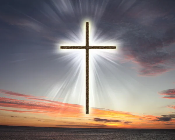 Христианский крест против неба — стоковое фото