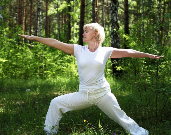 Een oudere vrouw beoefent yoga — Stockfoto