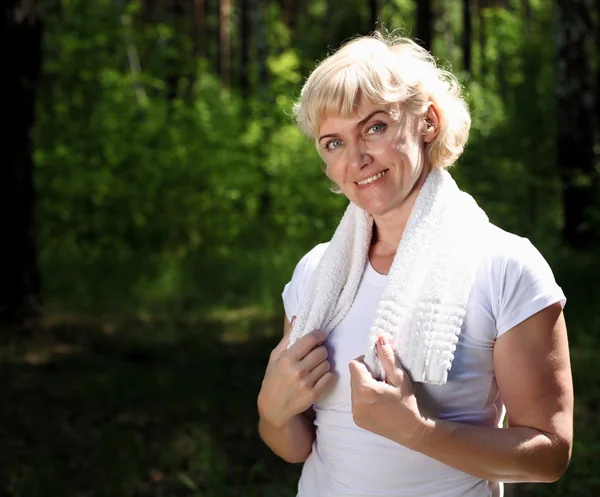 Portret starsza kobieta w odzieży sportowej z ręcznikiem — Zdjęcie stockowe