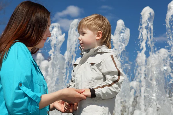 Young boy and his mother walks in the park — Stock Photo, Image