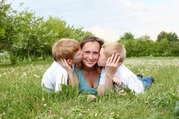 Mãe com seus dois filhos ao ar livre — Fotografia de Stock