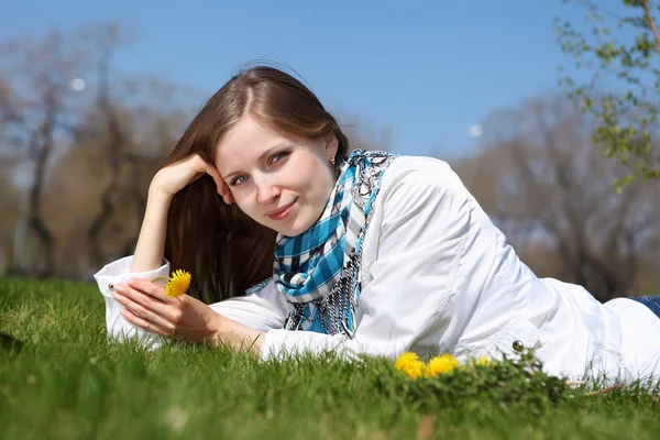Молодая женщина в весеннем парке — стоковое фото