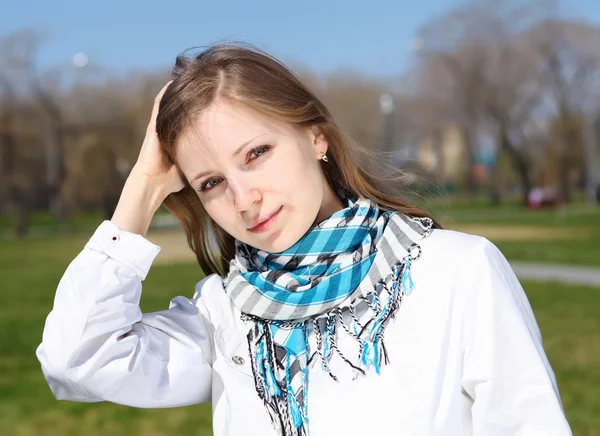 Young woman in spring park — Stock Photo, Image