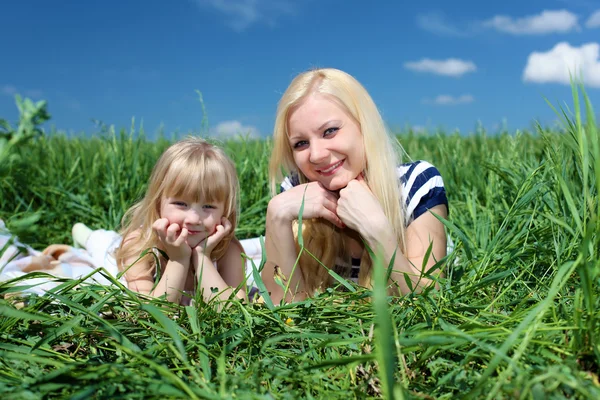 Mother with her daughter outdoors — Stock Photo, Image