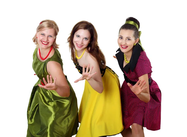 Три молодих жінки в яскравих кольорових сукнях — стокове фото