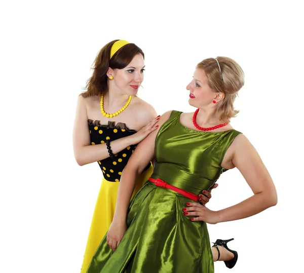 Två unga kvinna i ljusa färg klänningar — Stockfoto