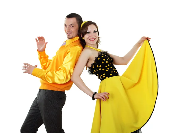 Молодая танцующая пара в яркой цветовой одежде — стоковое фото