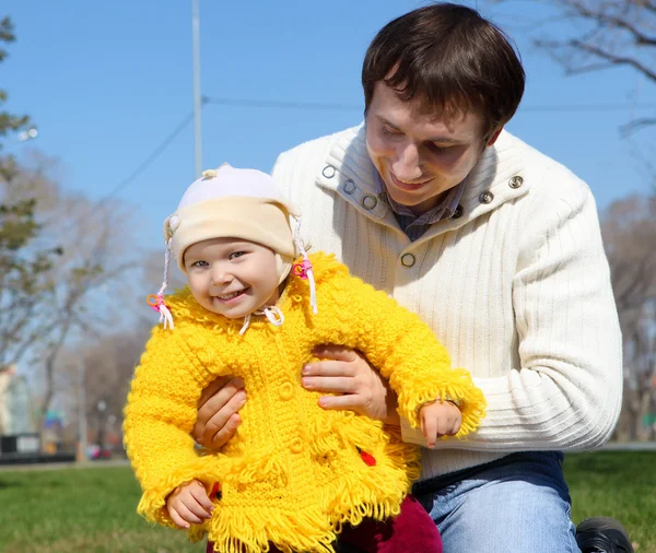 Niña con padre en el parque de primavera — Foto de Stock