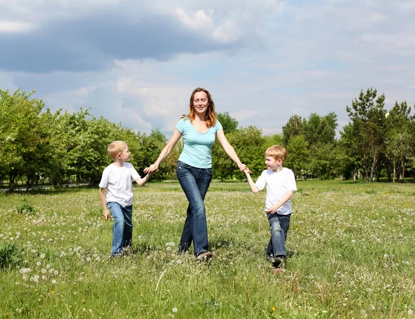 Moeder met haar twee zoons outdoors — Stockfoto