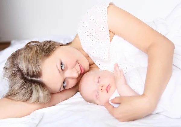Retrato de uma jovem mãe e bebê — Fotografia de Stock
