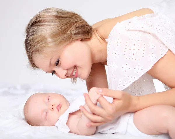 Porträt einer jungen Mutter mit Baby — Stockfoto