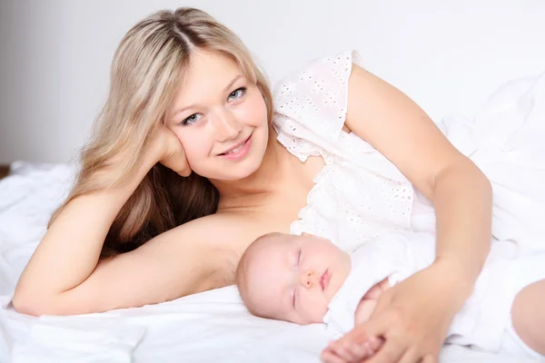 Porträt einer jungen Mutter mit Baby — Stockfoto
