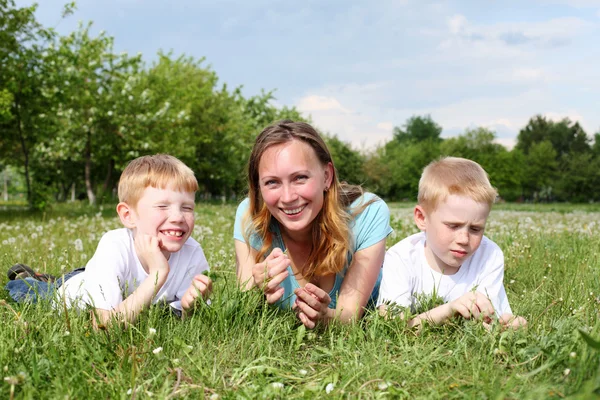 Matki z jej dwóch synów na zewnątrz — Zdjęcie stockowe