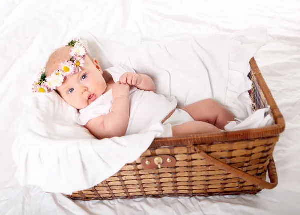 花の花輪を持つ女の子の赤ちゃんの肖像画 — ストック写真