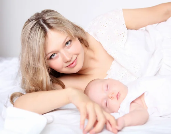 Portrait of a young mother and baby — Stockfoto
