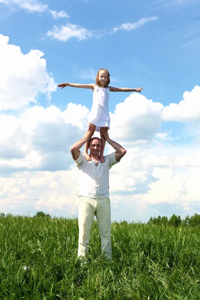 Отец с дочерью в летний день на открытом воздухе — стоковое фото