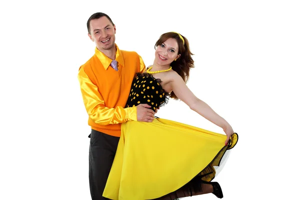 Молодая танцующая пара в яркой цветовой одежде — стоковое фото