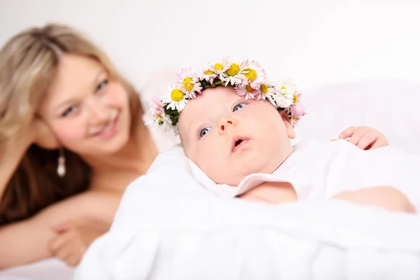 Portrait of a young mother and baby — Stockfoto