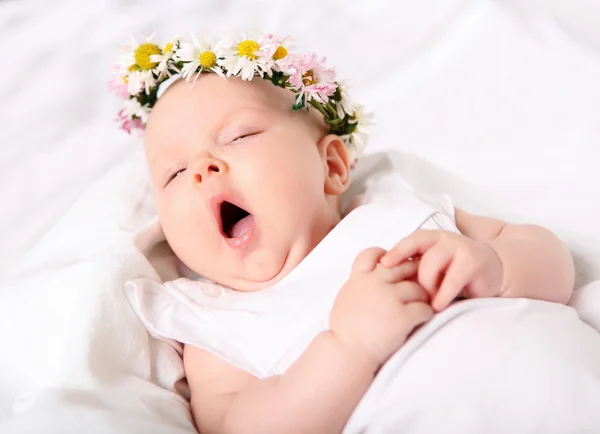 Портрет зевающей малышки — стоковое фото