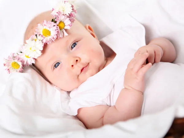 Πορτρέτο ενός μωρού με ένα στεφάνι — Φωτογραφία Αρχείου