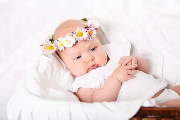 一个花圈与婴儿的肖像 — 图库照片